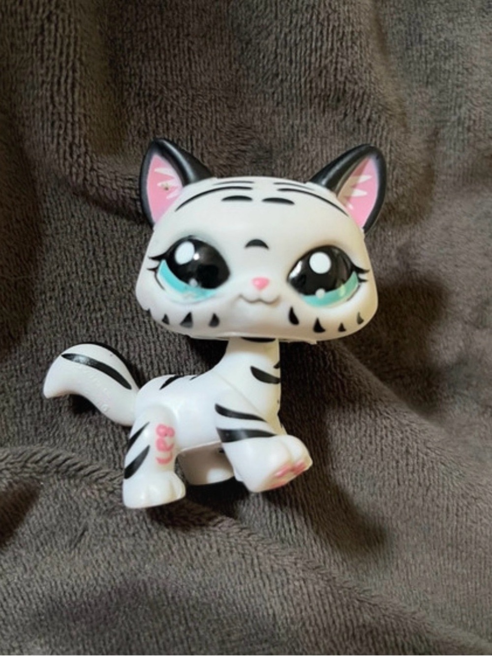 Littlest Pet Shop (LPS) #1498 white shorthair cat